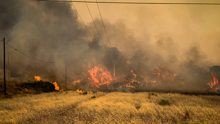 Καίγεται για 7η μέρα η Ρόδος